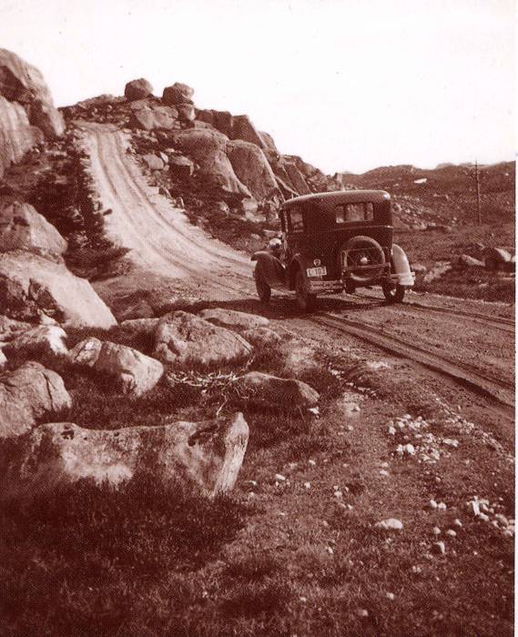 Den vestlandske hovedveg mellom Hølland og Hegrestad, nedlagt i 1940. Simonsen
på lønningstur? Personbil med reg.nr. L-103.
Statens vegvesen, NVM11F00597.

Andre opplysninger: Fra tråkk til motorveg 1989, side 76.
...